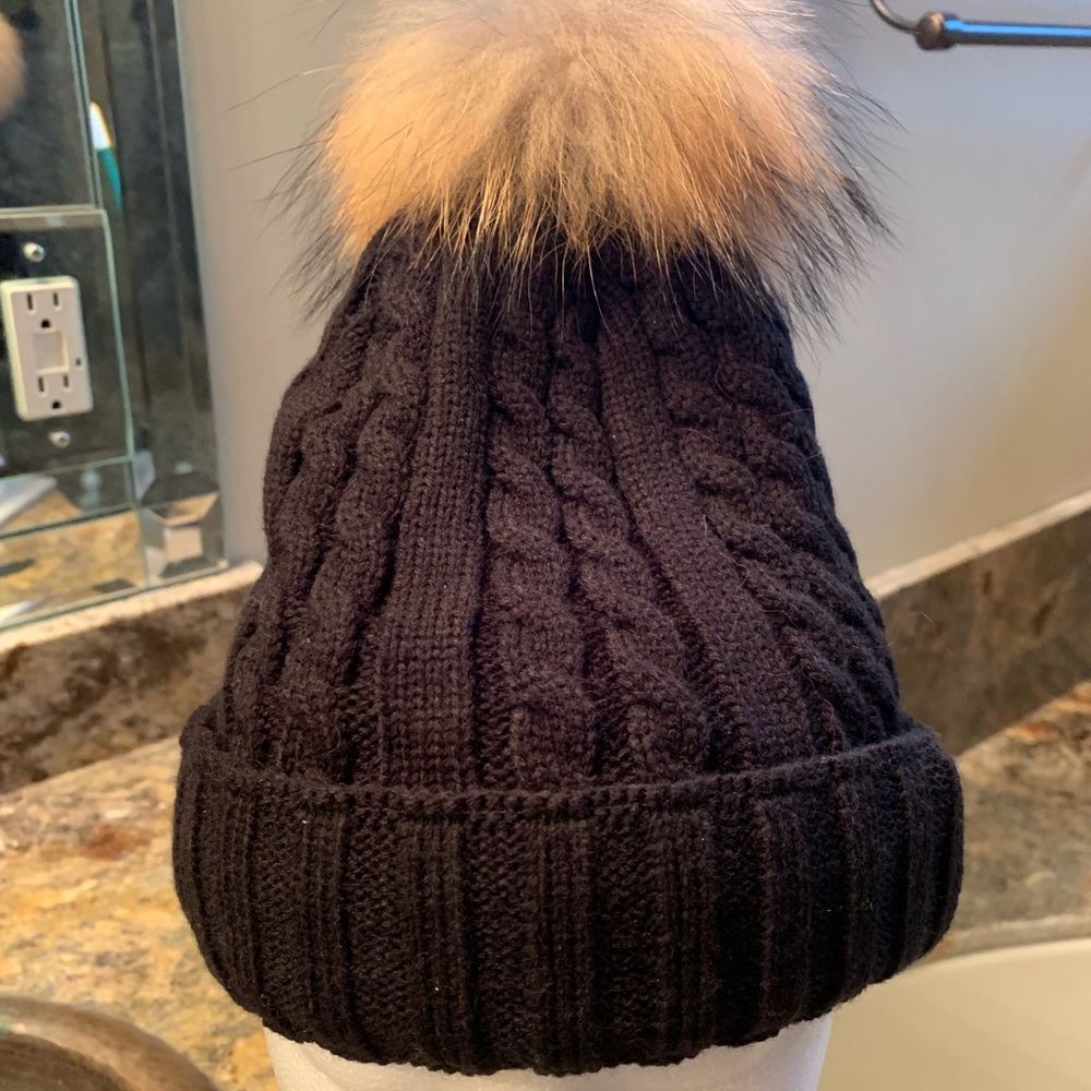 Cable knit Pom hat.